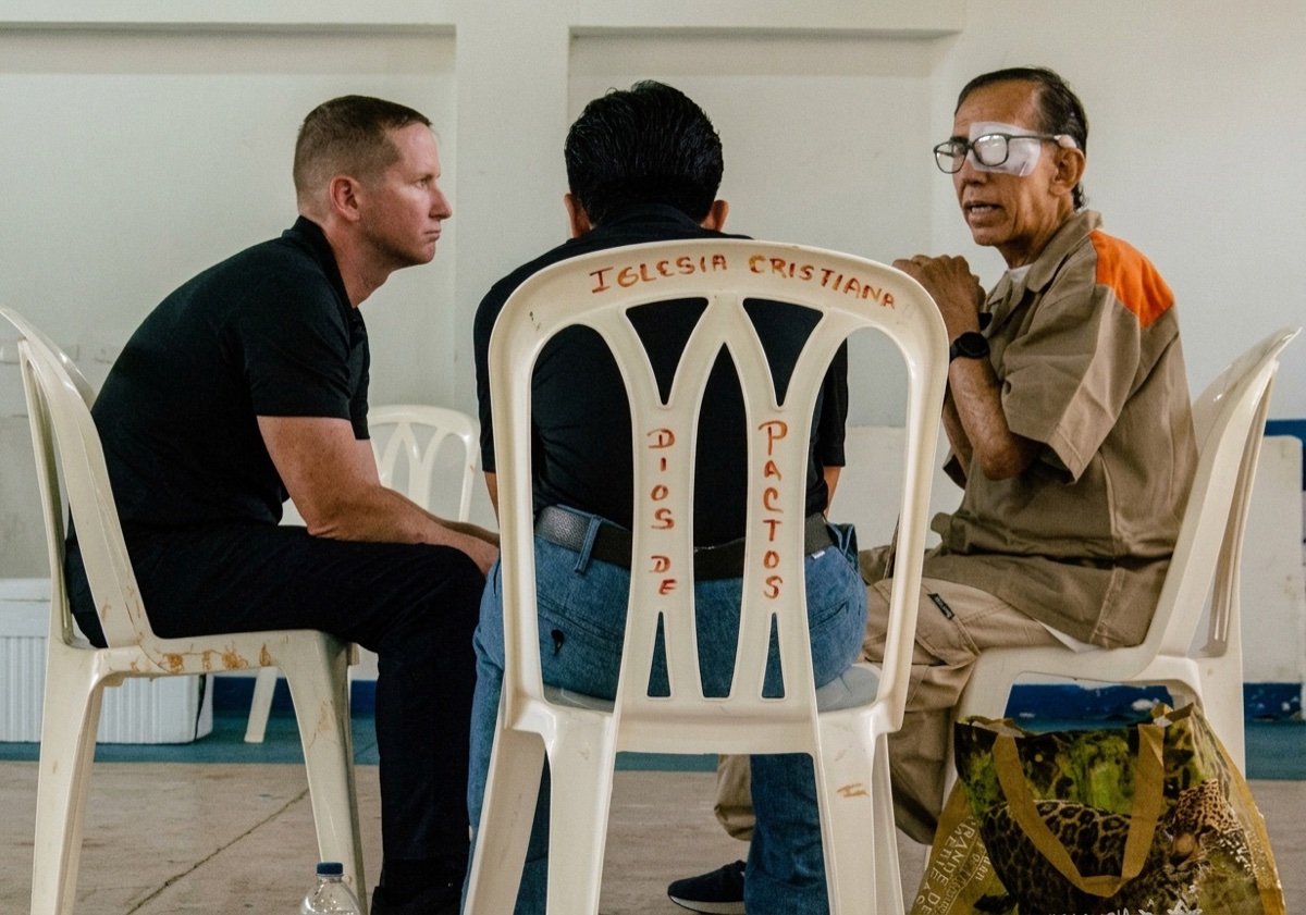 Mac Powell seated across from Luis Alfredo Garavito during the 2023 prison interview